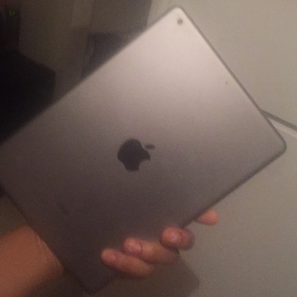 iPad locked !Great For Parts May Be Able To Unlck - Picture 2 of 2